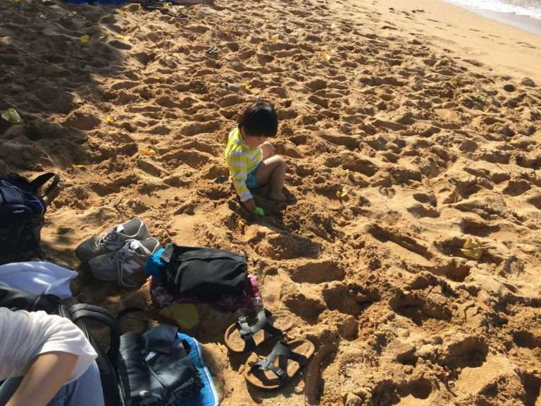 海に入れないちびっ子たちも砂遊びを満喫中です。